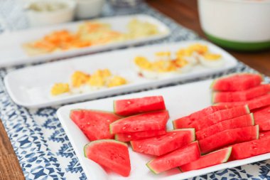 Masada karpuz ve ananas dilimleri var.