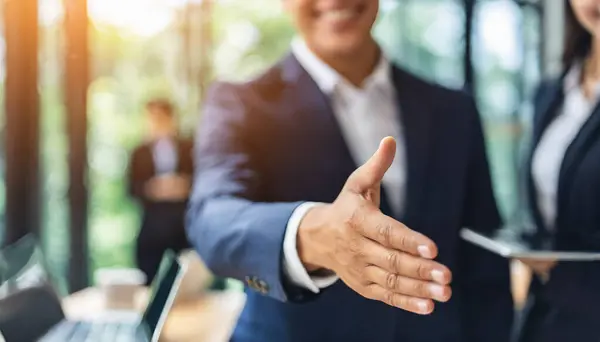 İş adamları ofiste el sıkışıyor.