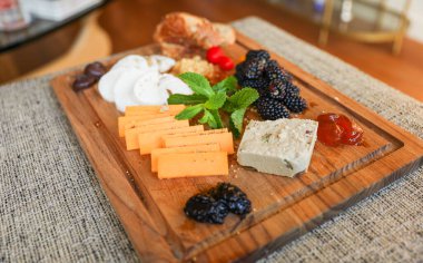 Çeşit çeşit peynirli peynir tabağı.