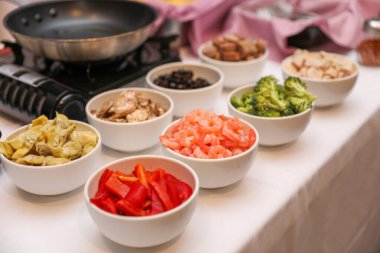 Açık büfe yemekleri, yakın çekim çeşitli yemekler, açık büfe, yemek, atıştırmalıklar, açık büfe