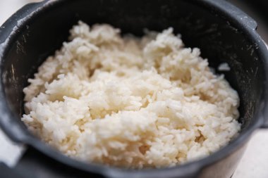 Siyah kasede tuzlu pirinç.