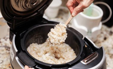 Mutfakta pilav pişirmek.