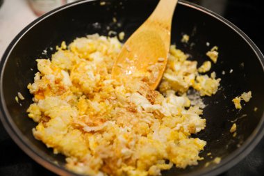 Kızartma tavasında yumurta yakın.