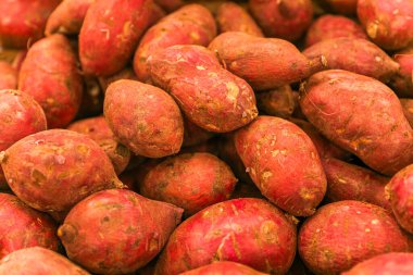 Sepette kırmızı patatesler.