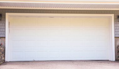 Beyaz duvarlı beyaz garaj kapısı