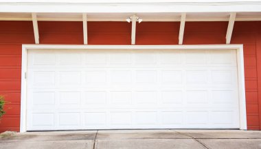 Kırmızı garajın önünde.