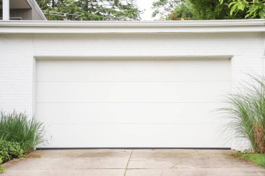 Beyaz garaj manzaralı beyaz tuğla duvar ve kapı.