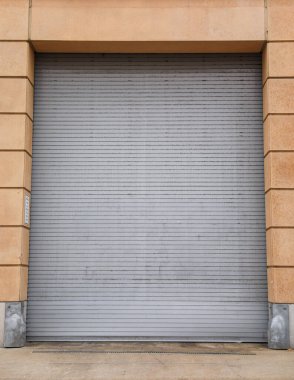 Bir depoda kapalı kapı, kapalı kapı.