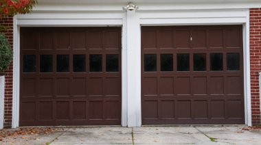 Kahverengi ve kahverengi metal zincirli bir evin kahverengi kapısı.