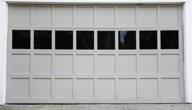 beyaz arka planı olan modern bir kapı.