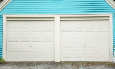 Garajdaki beyaz ahşap kapı.