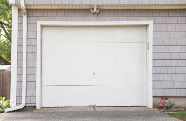 Beyaz garajlı beyaz kapı