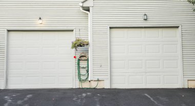 Beyaz kapı ve garaj.