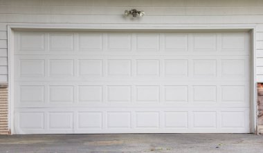 Kahverengi kapılı beyaz garaj