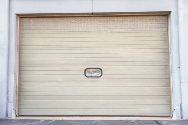 Garajda kapısı olan beyaz garaj kapıları.