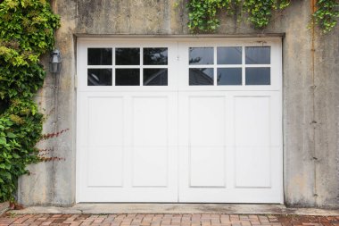 Pencereli beyaz ahşap kapı