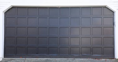 Evin metal kapısı.