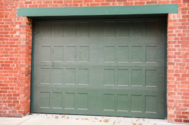 Eski kahverengi tuğladan bir evin önünde.