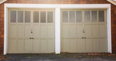 Eski ahşap bir kapının beyaz kapıları.