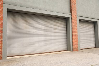 Bina arka planındaki garaj kapısı