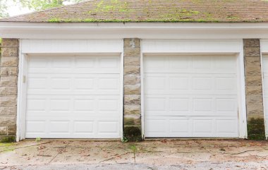 Beyaz tuğla duvarlı garaj kapısı