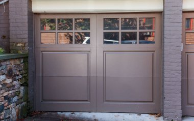 Yeni bir evin ön kapısı.