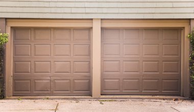 Kahverengi odunlu özel bir garajın ön kapısı.