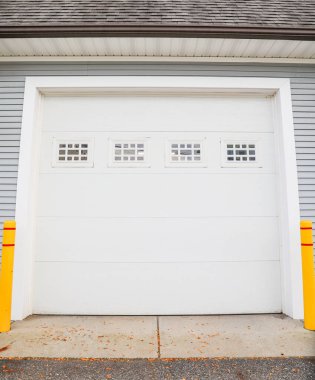Garaj kapısı, beyaz duvar ve garaj kapısı.