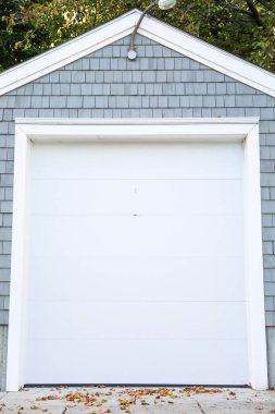 Beyaz araba garajı.