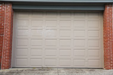 Garaj kapısı. Garajında beyaz ve kırmızı tuğla duvar var..