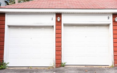 Beyaz kapılı kırmızı garaj