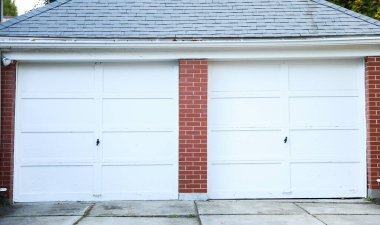 Garaj kapısı ve iki beyaz tuğla kapı.