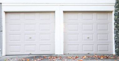 Beyaz arka planda beyaz tahta kapılar