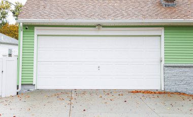 Garajlı yeşil bir kapı.