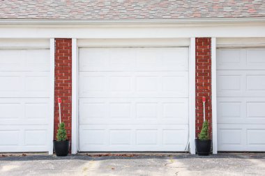 Beyaz tuğla duvarlı iki yeni modern kapı.