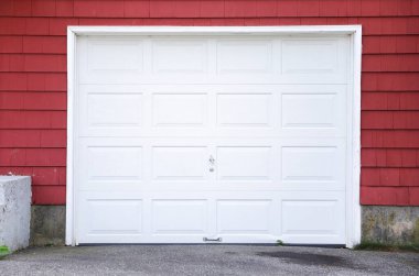 Kırmızı ve beyaz duvarlı ön kapı