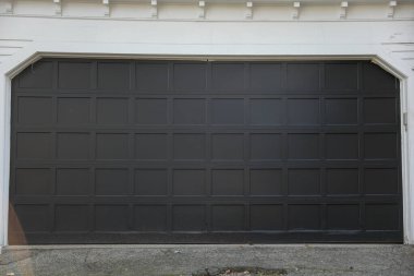 Metal desenli siyah bir kapı.