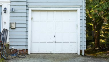 Kapısı olan garaj.