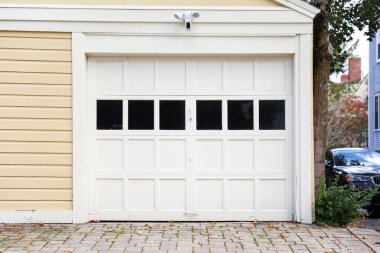 Beyaz araba garaj kapısı.