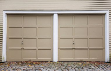 Gri metal kapısı olan beyaz ve kahverengi ahşap bir kapı. Bir sürü beyaz kapı ve bir sürü farklı kapı.