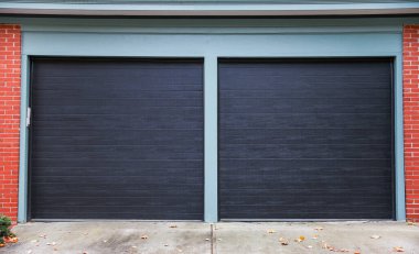 Kapısı ve tuğlası olan garaj.