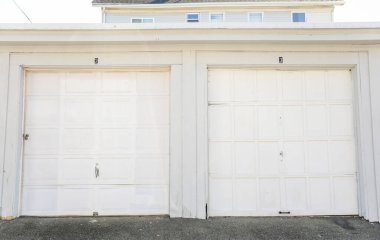 Garaj kapısı olan beyaz garaj kapısı.