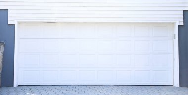 Duvardaki beyaz garaj kapısı.