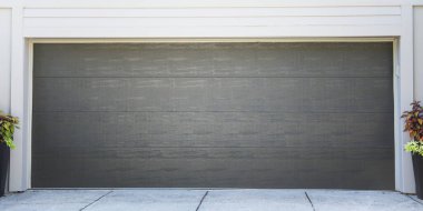 Siyah boyalı gri metal kapı.