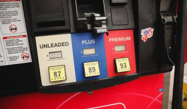 Benzin istasyonundaki benzin pompasının dikey görüntüsü.