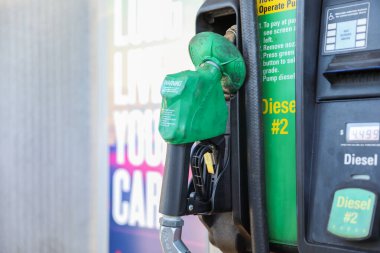 Benzin istasyonunda yakıt başlığı.