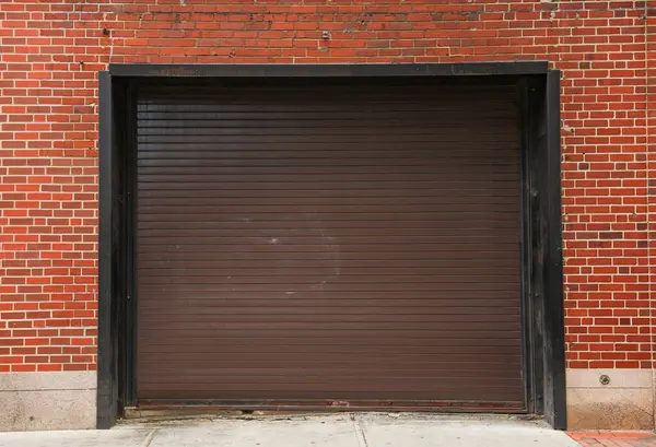 Kapalı kepenkli kırmızı kapı