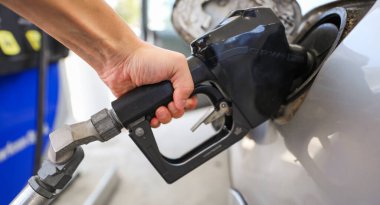 Benzin deposunu dolduran adam.