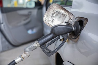 Benzin istasyonunda yakıt ikmali..