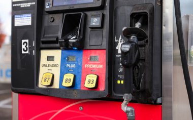 Benzin pompası ve yakıt hortumu.